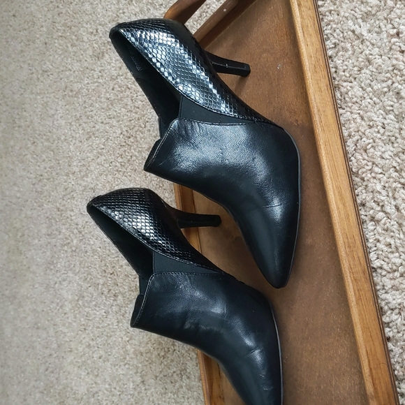 Anne Klein Shoes - Anne Klein iFlex Leather Ankle Bootie